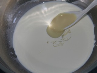 8、奥利奥火龙果酸奶奶油杯,加一勺炼乳