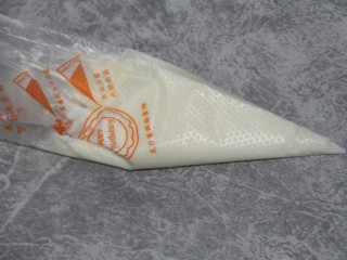 13、奥利奥火龙果酸奶奶油杯,装入裱花袋