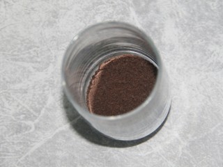 14、奥利奥火龙果酸奶奶油杯,把奥利奥碎倒入杯中，底部一层