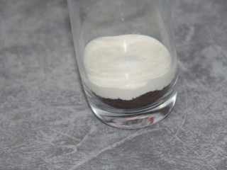 15、奥利奥火龙果酸奶奶油杯,再倒一层淡奶油
