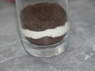 16、奥利奥火龙果酸奶奶油杯,再铺一层奥利奥碎