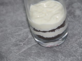 17、奥利奥火龙果酸奶奶油杯,倒入一层酸奶