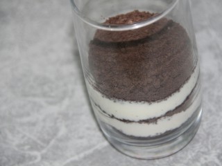 18、奥利奥火龙果酸奶奶油杯,再铺一层奥利奥碎