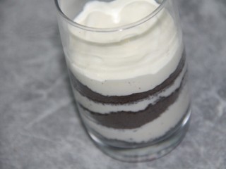 19、奥利奥火龙果酸奶奶油杯,再倒一层酸奶