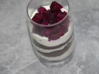 20、奥利奥火龙果酸奶奶油杯,最后放点火龙果