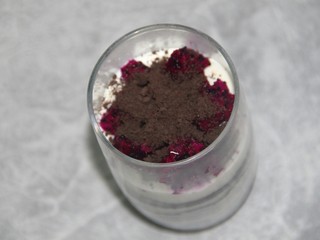 21、奥利奥火龙果酸奶奶油杯,放点奥利奥碎