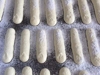 16、手指饼干装饰饼干辅食饼干,裱完后就可以放入烤箱烘烤了