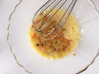 2、健康低卡餐-菠菜早餐面包,将步骤3中的食材倒入蛋液，搅拌均匀