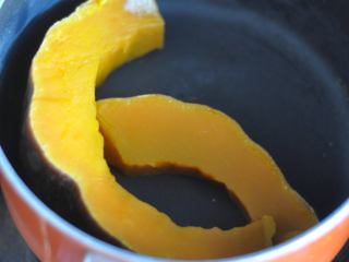 2、燕麦南瓜沙拉,南瓜也煮熟，晾凉备用。