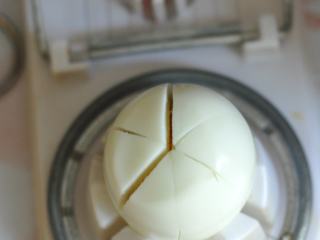 4、燕麦南瓜沙拉,鸡蛋切成瓣状。