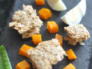 5、燕麦南瓜沙拉,将荷兰豆和鸡蛋也摆在上面。