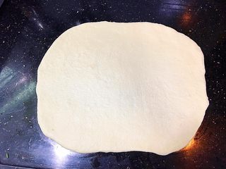 5、手撕肉松火腿香葱吐司,面团排气，擀成长方形