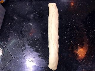 10、手撕肉松火腿香葱吐司,卷好后收口捏实