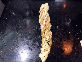 12、手撕肉松火腿香葱吐司,拧麻花一样拧好