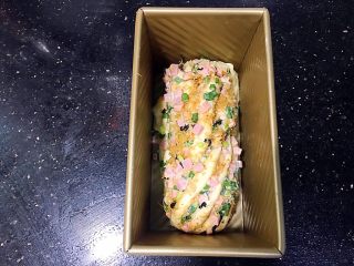 14、手撕肉松火腿香葱吐司,码入吐司盒中