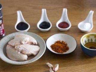 1、完胜KFC的烤鸡翅,准备好食材