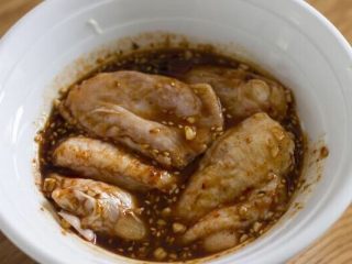 2、完胜KFC的烤鸡翅,将所有材料混合均匀，推荐用比较深的碗，这样鸡翅都可以浸在酱汁中（这个配方其实可以腌20个鸡翅哦！）推荐冷藏一夜更入味。如果急着吃，推荐也至少腌4个小时。