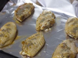 3、完胜KFC的烤鸡翅,烤箱预热180度。鸡翅入炉前可以撒点黑胡椒粉，烤20分钟。到 10分钟的时候翻个面。