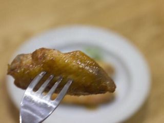 5、完胜KFC的烤鸡翅,啊，抢着吃，镜头竟然糊了。真的，赶紧试试吧，味道超级好吃。