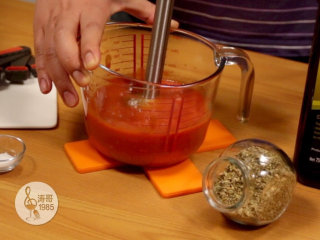 19、金枪鱼披萨，味道鲜美，馅料十足,接下来准备披萨酱，我用的是去皮整番茄罐头，用手持料理棒或料理机把去皮整番茄打成泥，不建议用现成的番茄酱，因为市面上很多番茄酱是用来蘸薯条吃的