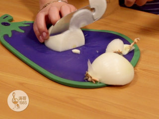 23、金枪鱼披萨，味道鲜美，馅料十足,吃得惯洋葱的小伙伴可以把洋葱切成细条备用，它和金枪鱼是很好的搭档，吃不惯的可以不放