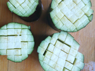 1、酸甜菊花茄子,纵向花刀，切深不切透，底部留一厘米左右相连