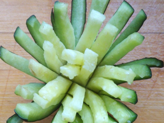 2、酸甜菊花茄子,用少许盐加水，将茄子腌五分钟，挤出水分后，茄条会变得稍软散开