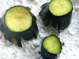 3、酸甜菊花茄子,将茄子朝下轻按入生粉中，蘸匀