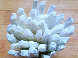 4、酸甜菊花茄子,倒过来颠两下，让多余的粉往下掉一些