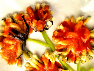 6、酸甜菊花茄子,在花心处浇上茄汁，就可以吃啦。。。