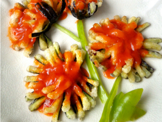 7、酸甜菊花茄子,蘸茄子的粉可以用面粉或生粉。这次用的是生粉，炸出来比较脆。面粉的话，应该茄条更不容易粘连。