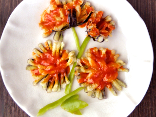 8、酸甜菊花茄子,茄汁我用的番茄披萨酱，不用调味比较方便，如果用番茄酱的话，可以尝尝口感，再调一下味。调味一般加糖、盐、醋就够了