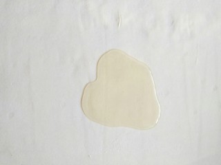 3、千层油饼,饼胚淋少许油,并抹匀