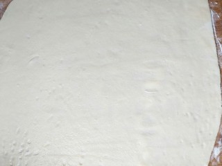 4、千层油饼,撒少许盐,喜欢吃葱油饼的可以撒少许小葱碎