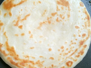 9、千层油饼,盖电饼铛,烙至两面上色满意立刻出炉。(注意饼的烙制过程不可频繁翻面,但是要勤用手转动饼胚,可以让饼受热更均匀,频繁翻面容易造成饼干硬)