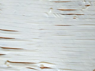 11、千层油饼,喜欢吃手抓饼的可以在第一次擀开以后,用刀切成一厘米左右的条,注意两头尽量不要切断