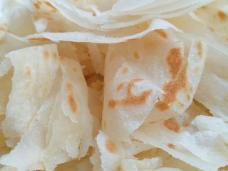 13、千层油饼,手抓饼烙完出锅前可以用力摔打几次。可以让饼层次更分明