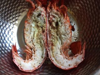 2、龙虾披萨,龙虾对半切开取出泥肠后加点白葡萄酒、蒜盐、黑胡椒碎（材料之外）腌制一会