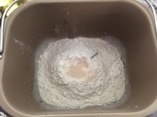 3、龙虾披萨,除黄油外的材料都放入面包机桶里开始和面