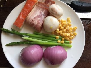 10、龙虾披萨,这是准备好的其他配料：芦笋、玉米粒提前焯水、蟹肉棒、培根切小