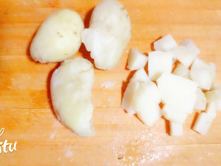 2、芝士焗土豆,土豆剥皮，切块