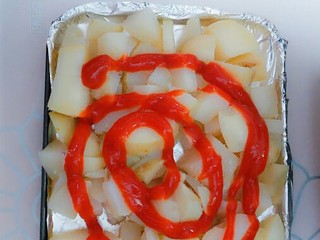 4、芝士焗土豆,放上番茄酱，爱吃披萨味的加披萨酱也可以，少量胡椒粉