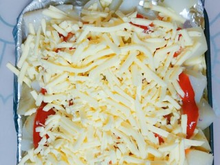 5、芝士焗土豆,撒上芝士放入烤箱20分钟，想颜色深就在加10分钟