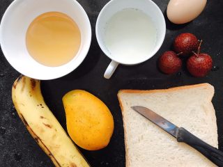 1、水果布丁吐司,准备好食材