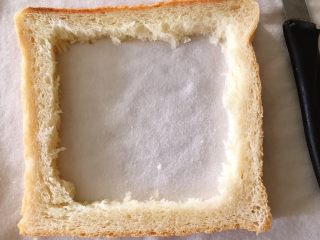 3、水果布丁吐司,取一片吐司，用小刀把中间切掉~留下四边~