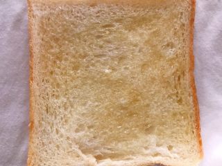 4、水果布丁吐司,另取一片吐司，朝上那一面刷上一层蜂蜜~或者是果酱~