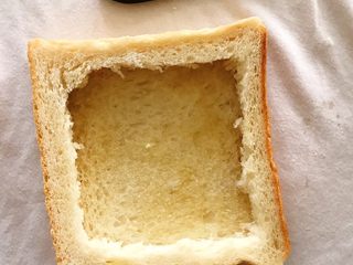 5、水果布丁吐司,把挖空的吐司叠上去，边边压一压~