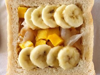 6、水果布丁吐司,把备好的水果均匀地铺在吐司里面~