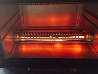 7、水果布丁吐司,这时要提前180度预热好烤箱~