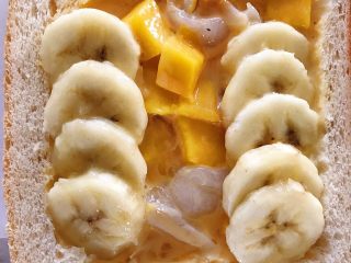 8、水果布丁吐司,把吐司先放好在烤盘上，然后把蛋液轻轻地小心地倒进吐司里面，注意四边不要漏出来~